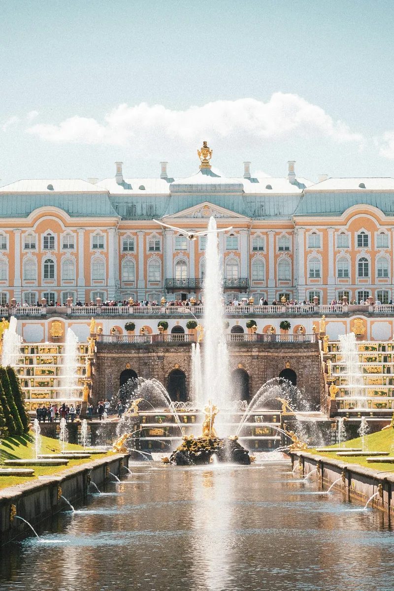 La Granja de San Ildefonso 皇家宫殿的巴洛克立面倒映在规整的喷泉花园之上